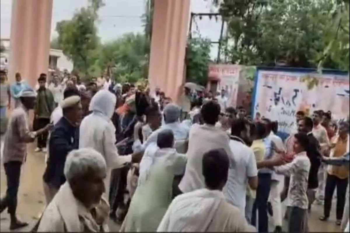 बानसूर में फर्जी मतदान पर भिड़े प्रत्याशी समर्थक, जमकर चले लात-घूंसे