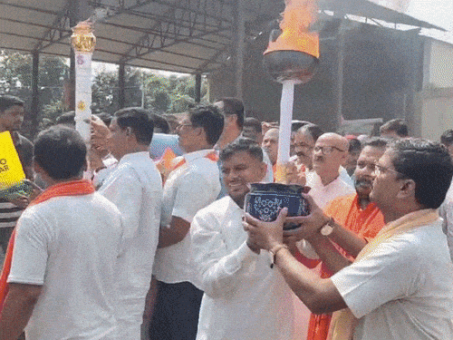 पूर्णिया के थाना चौक का नाम अब सेवा चौक:पीएम मोदी के 25 साल के सेवाकाल पर भाजपा ने निकाली ज्योति यात्रा, विधायक बोले- अंतरराष्ट्रीय स्तर पर देश का सम्मान बढ़ाया