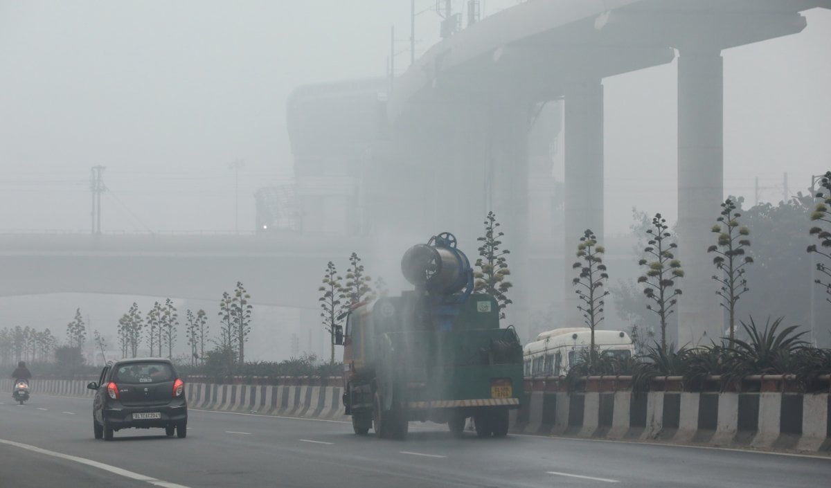 दिल्ली की हवा में मामूली सुधार: AQI ‘खराब’ से सुधरकर ‘मध्यम’ श्रेणी में पहुँचा; जानें अपने इलाके का हाल और GRAP-I की पाबंदियां