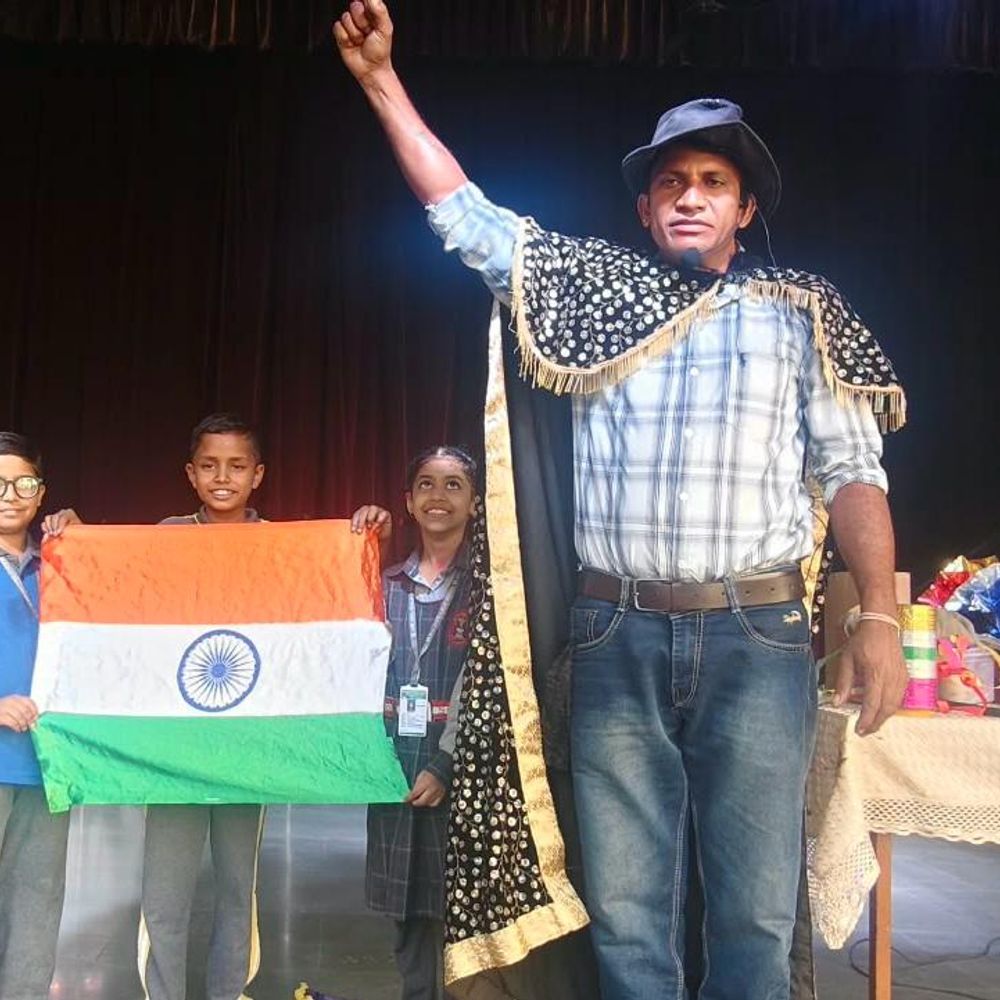 शिव ज्योति स्कूल में प्रातःकालीन सभा में स्टूडेंट्स ने देखे जादू के करतब