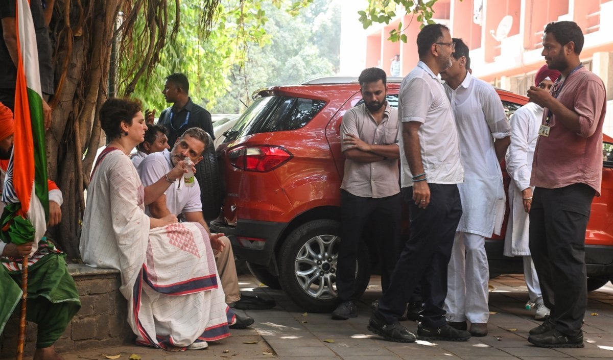 आकाशवाणी भवन में धरने पर बैठे Rahul Gandhi और Priyanka Gandhi, LoP बोले- हमें क्यों रोक रही पुलिस?