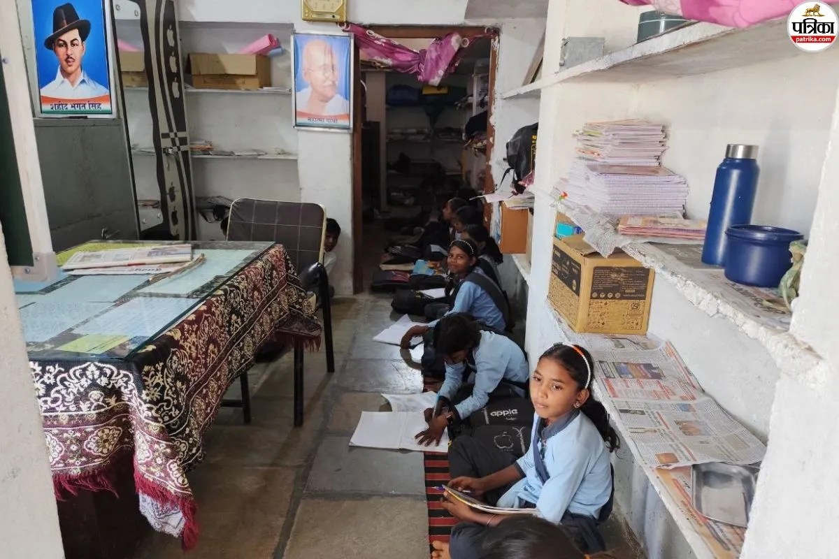 Exclusive: डेढ़ साल से कोठरी में पढ़ रहे बच्चे, 180 छात्रों पर 7 शिक्षक; तहसीलदार बोलीं- मुझे जानकारी नहीं