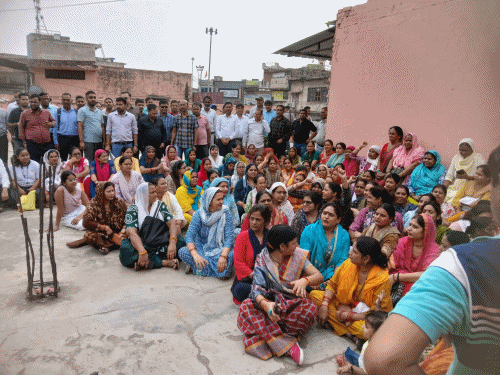 भिवाड़ी की वंशिका होम्स सोसाइटी के पंजीकरण पर विवाद:उप रजिस्टार ऑफिस के बाहर प्रदर्शन किया, मूल दस्तावेज सुरक्षित रखने और जांच कराने की मांग