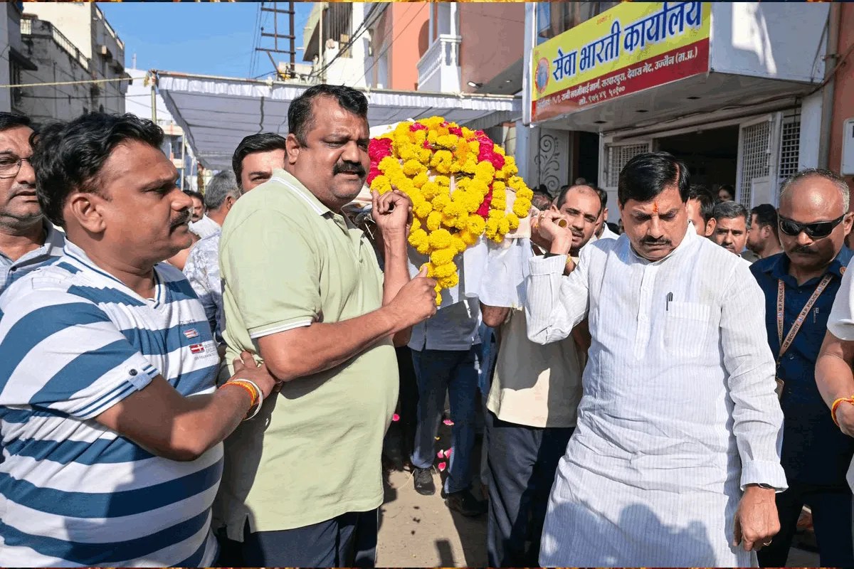 RSS Leader Vinod Kumar’s Last Rites Held in Ujjain, CM Mohan Yadav Helps Carry Bier