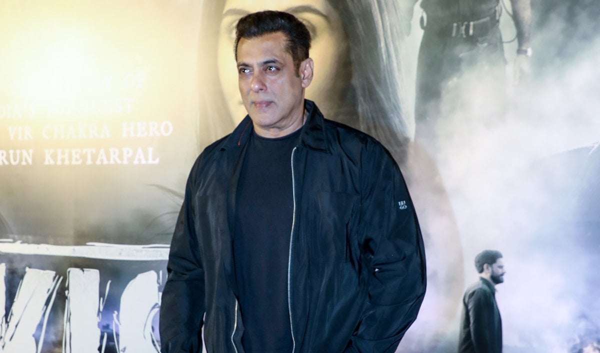 Tiger Shroff पर फायरिंग के बाद पहली बार बाहर दिखे Salman Khan, कड़ी सुरक्षा के बीच एयरपोर्ट पहुंचे भाईजान