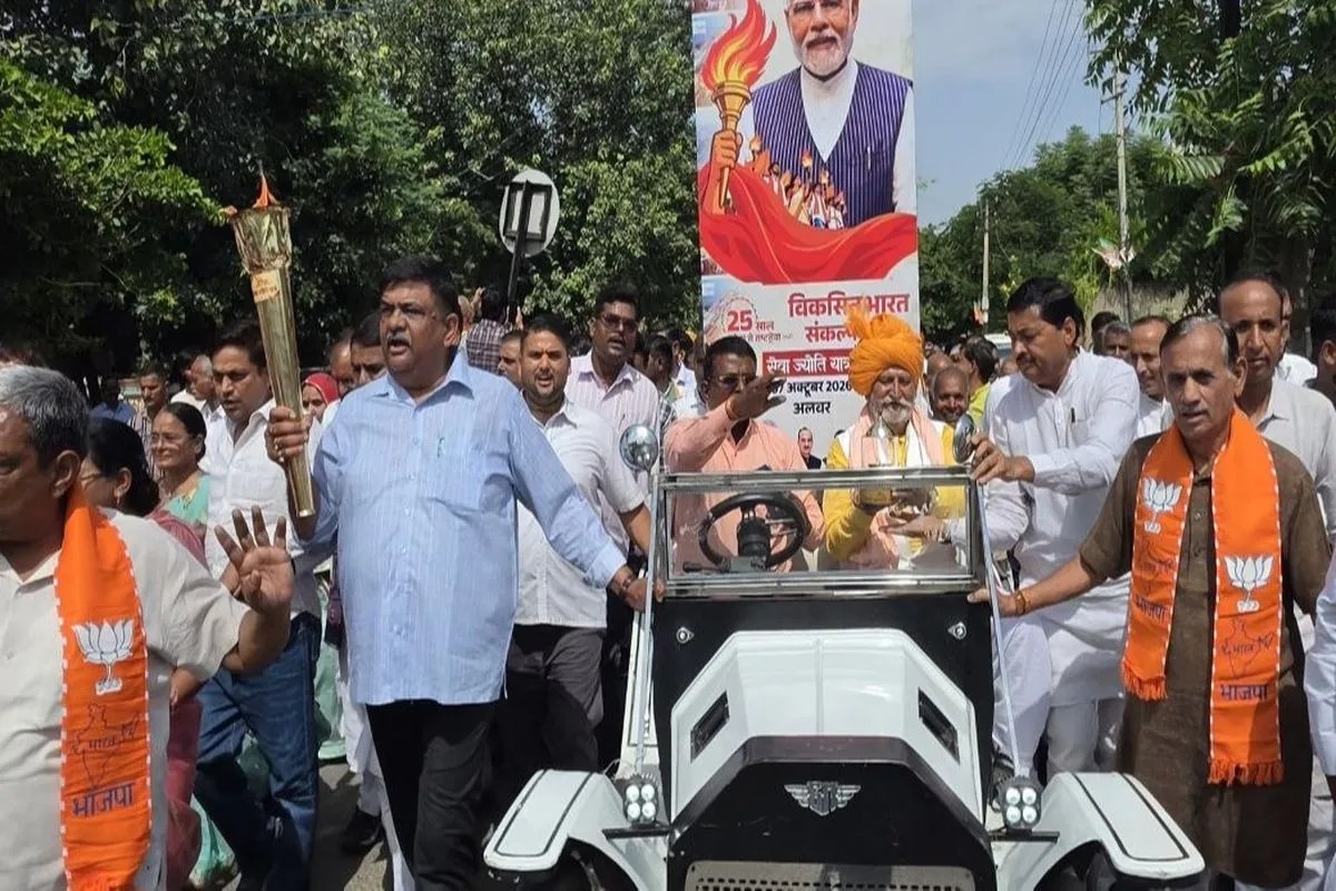 Alwar: अलवर में सेवा ज्योति यात्रा; PM मोदी के 25 साल पूरे होने पर यात्रा का आयोजन, कांग्रेस पर साधा निशाना