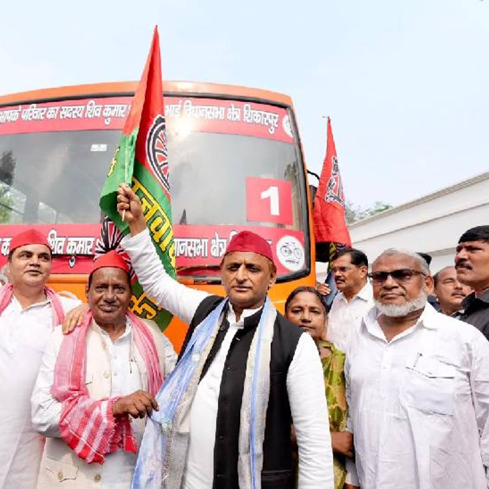 अखिलेश ने दिखाई मुफ्त धार्मिक यात्रा बसों को हरी झंडी:PDA का संदेश गांव-गांव पहुंचाने की अपील, बुलंदशहर के शिकारपुर में दो बसों से श्रद्धालुओं को मिलेगी सुविधा