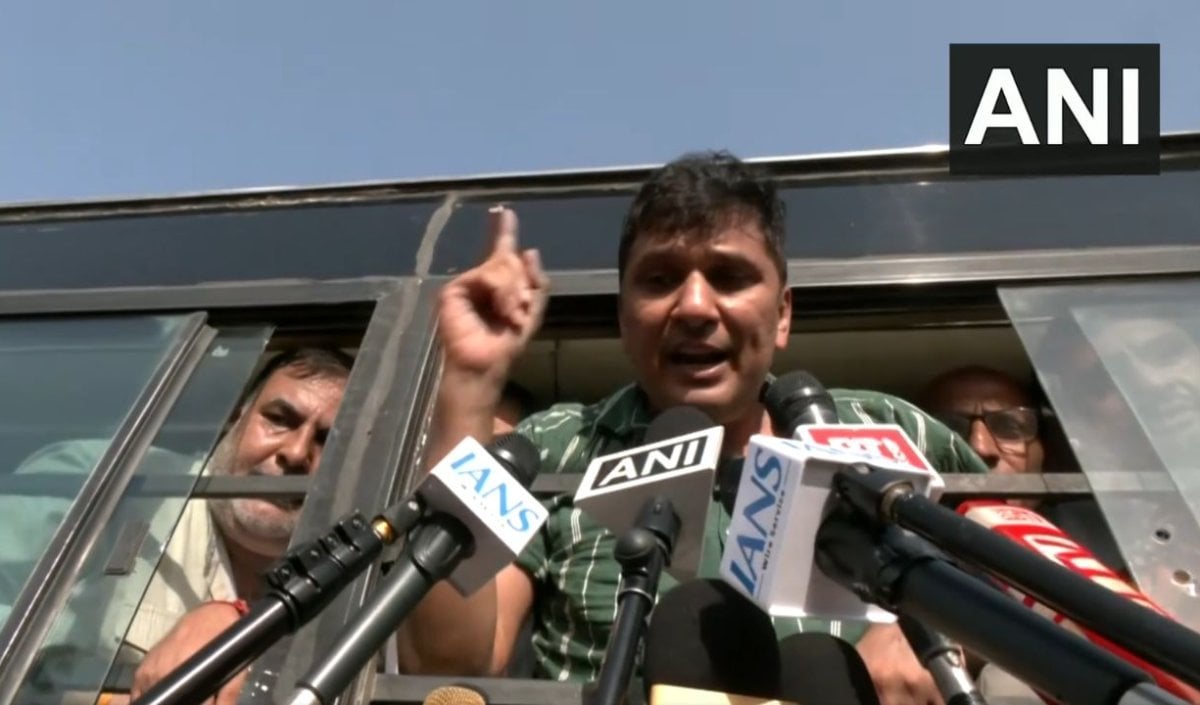 फुटबॉल की तरह उठा-उठाकर फेंक रहे हैं… हिरासत में लिए जाने पर Saurabh Bharadwaj का Delhi Police पर आरोप