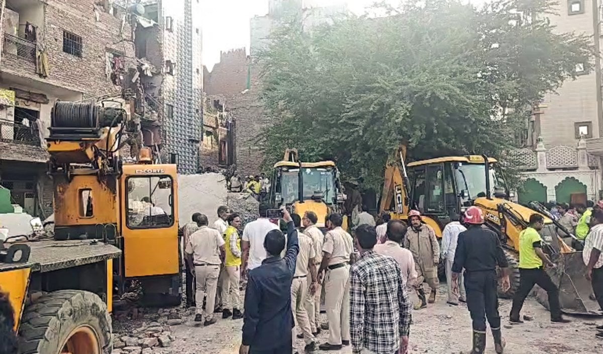 दिल्ली के New Seemapuri में गिरी बहुमंजिला इमारत, मलबे से 7 लोगों को निकाला गया
