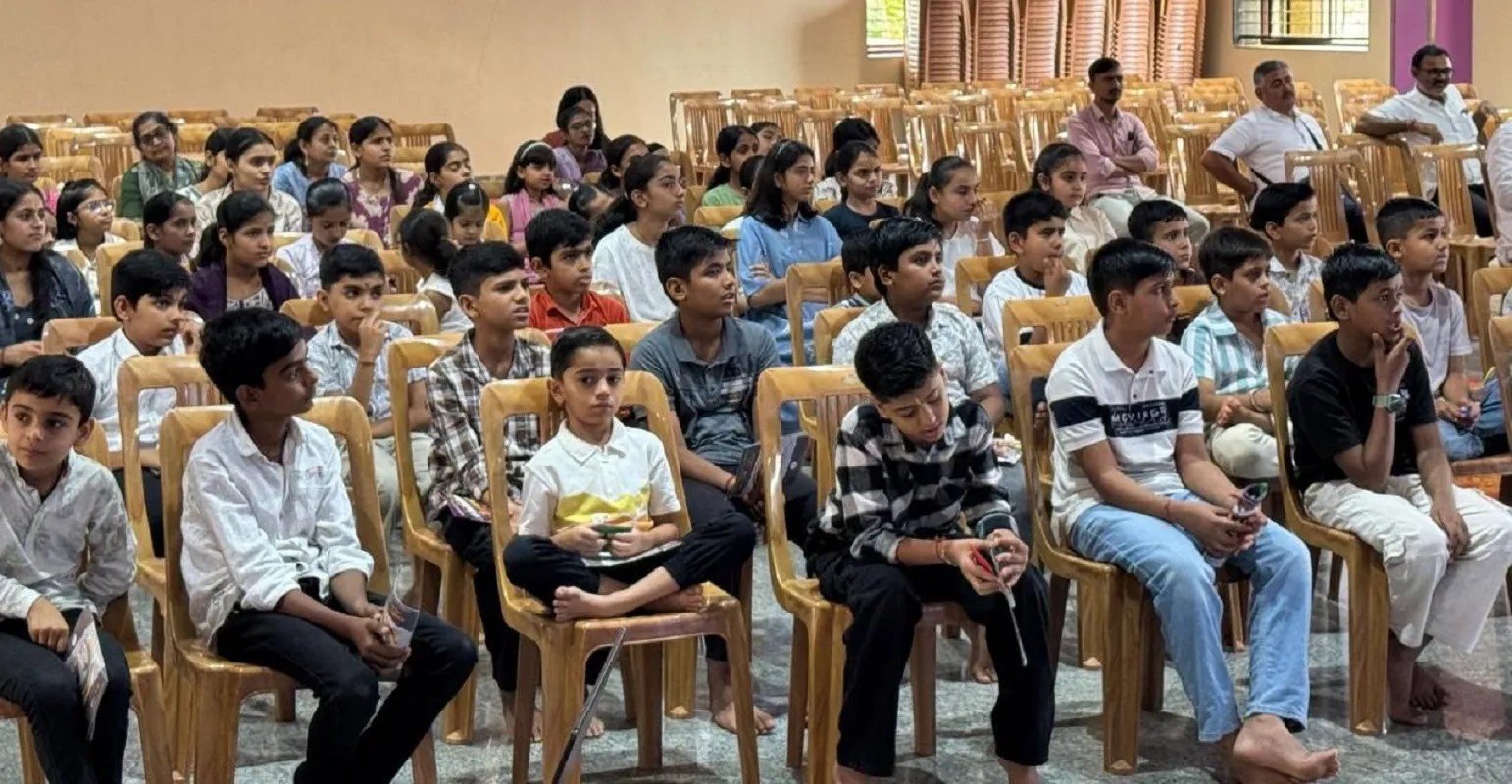 बच्चों को मिला सफलता का मंत्र: अच्छी आदतों के सात रंगों से संवरेगा भविष्य