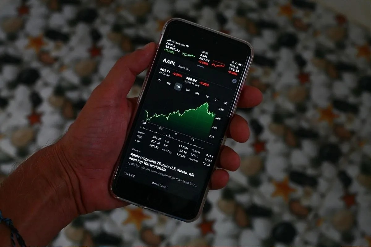 Stock Market: सेंसेक्स 482 पॉइंट बढ़कर हुआ बंद, मेटल और हेल्थकेयर शेयरों में भारी तेजी, जानिए कहां रही गिरावट