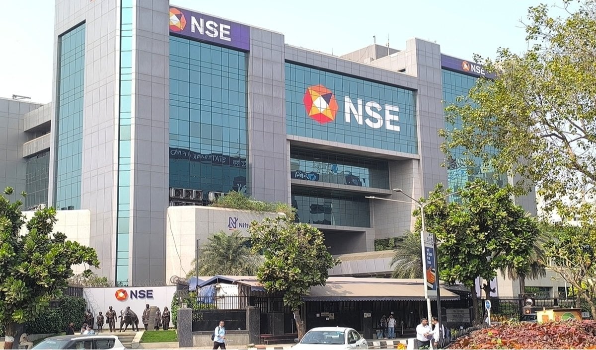 29 October, 2026 Stock Market Updates: सेंसेक्स और निफ्टी सपाट रहे, IT शेयरों में हलचल दिखी और TCS सबसे ज्यादा बढ़त के साथ शीर्ष पर रहा