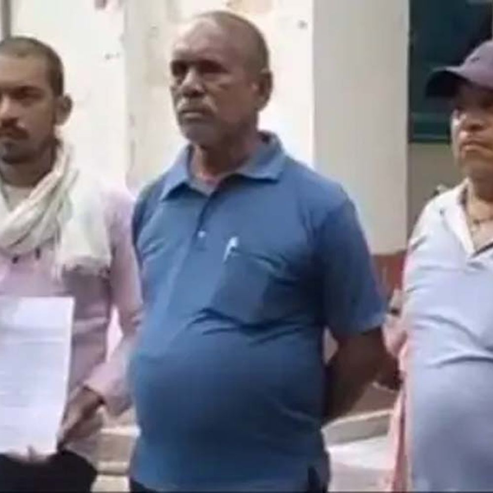 मृत्यु प्रमाण पत्र के लिए भटक रहे मृतक के परिजन:रायगढ़ में कलेक्टर के नाम सौंपा आवेदन, दोषी डाॅक्टरों पर FIR दर्ज करने की मांग
