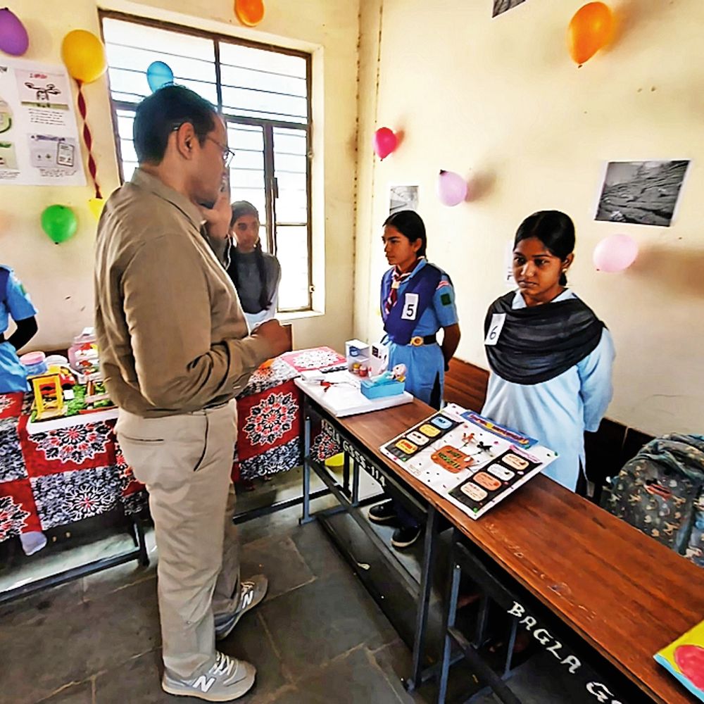 गर्ल्स स्कूल में प्रदर्शनी, मॉडल प्रतियोगिता में चंद्रकांता रहीं प्रथम