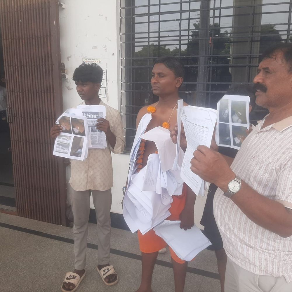 आवेदन की माला पहनकर निगम में अर्धनग्न होकर प्रदर्शन:कई बार शिकायत के बाद भी कार्रवाई नहीं होने का आरोप; 4 मांगों को लेकर आयुक्त से मिलने पर अड़े प्रदर्शनकारी