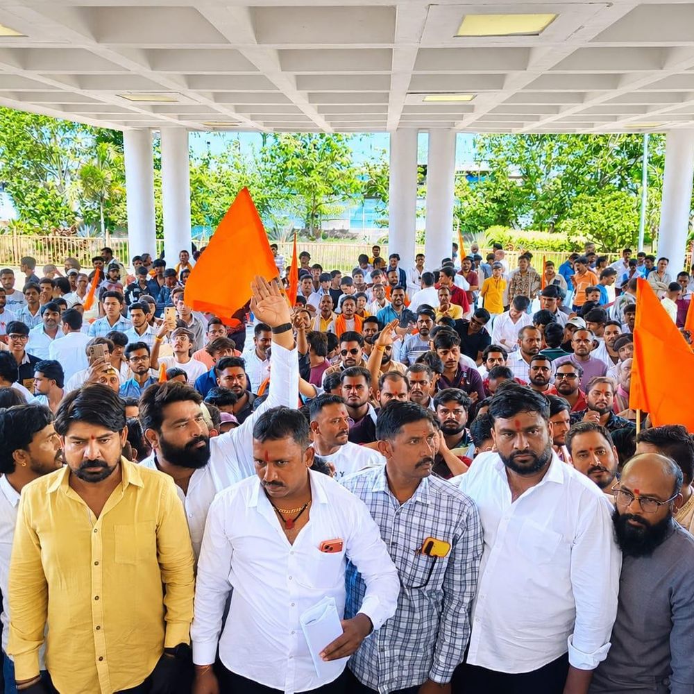 विहिप बजरंग दल ने रतलाम कलेक्ट्रेट में पढ़ी हनुमान चालीसा:कार्यकर्ताओं पर दर्ज एफआईआर वापस लेने की मांग, लॉ कॉलेज में हंगामे के लगे हैं आरोप