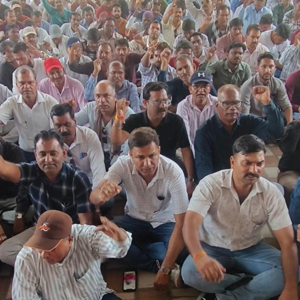रतलाम में 53 पटवारियों को अंतिम चेतावनी पत्र:अब तक 5 हो चुके हैं बर्खास्त; -कलेक्टर बोले-दायित्वों की अनदेखी स्वीकार्य नहीं