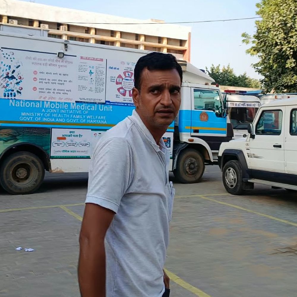 नारनौल नागरिक अस्पताल के ड्राइवर पर मारपीट के आरोप:लिपिक ने शिकायत देकर कहा, कर्मचारी से धक्का-मुक्की कर मेज पर रखा सामान फेंका