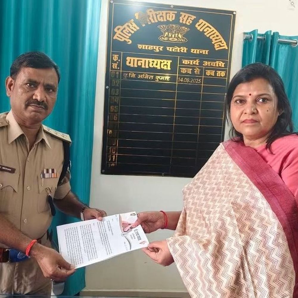 समस्तीपुर- पुलिस का डंडा लेकर युवक की पिटाई का मामला:पूर्व विधायक ने डीएसपी सौंपा ज्ञापन, दोषियों के खिलाफ सख्त कार्रवाई की मांग