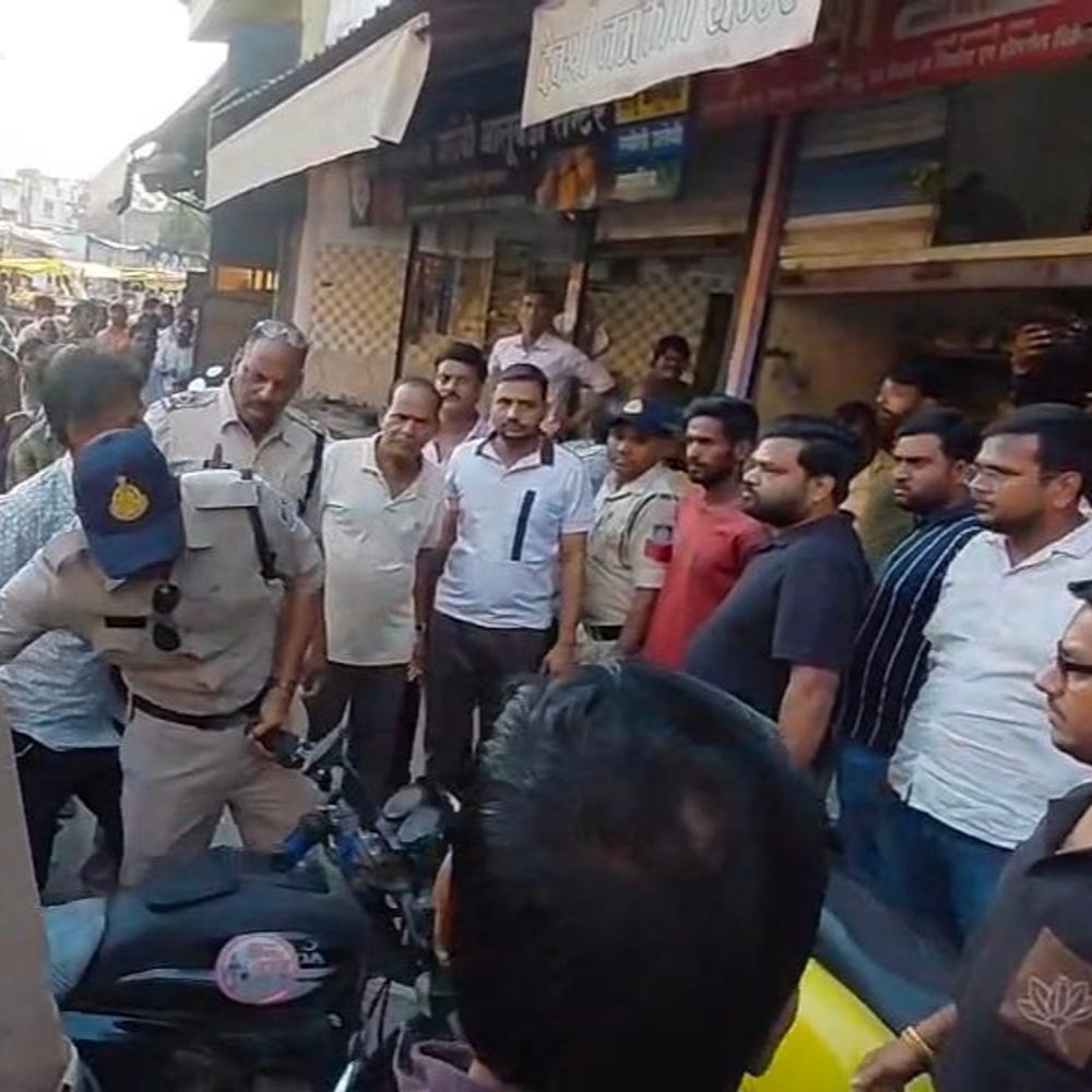 मिठाई खाने के बाद 3 साल के मासूम की मौत:माता-पिता भी बीमार, गुस्साए परिजनों ने दुकान में की तोड़फोड़