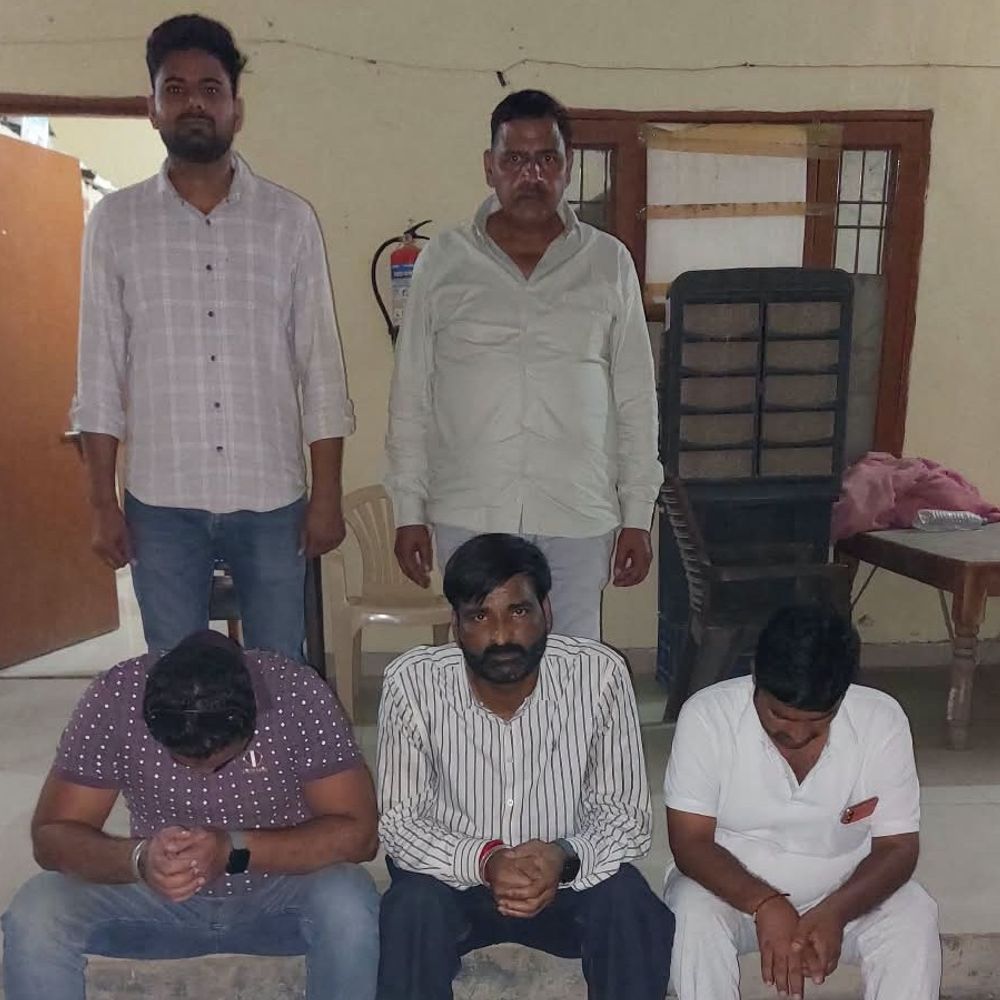 नारनौल में जुआ खेलते 3 व्यक्ति पकड़े, 46,100 रुपए बरामद:नसीबपुर में सीमेंट गोदाम के पीछे कार्रवाई; सीआईए टीम ने छापा मारकर पकड़ा