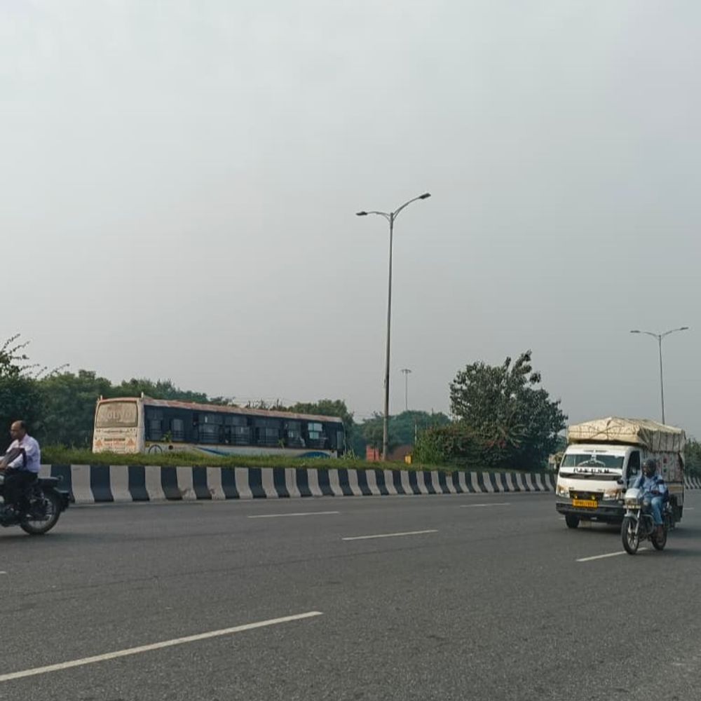 गाजियाबाद में हल्की धूप के साथ बादल छाए:दिन का तापमान 32 डिग्री सेल्सियस, दिवाली से पहले AQI बढ़ने लगा