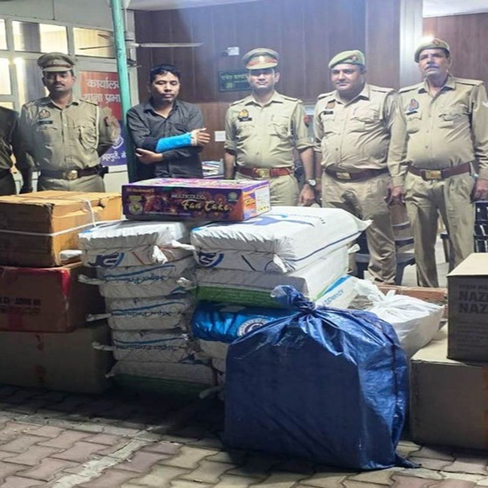 मेरठ में दीपावली से पहले पटाखों का जखीरा बरामद:पुराने विक्रेता समेत एक गिरफ्तार, दशहरा पर बिक्री के लिए लाई गई थी खेप