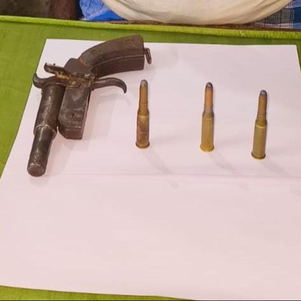 खगड़िया में लोडेड कट्टा-3 कारतूस के साथ पिता गिरफ्तार:पुलिस को देखकर भागा बेटा, फरार होते समय फायरिंग करने का आरोप