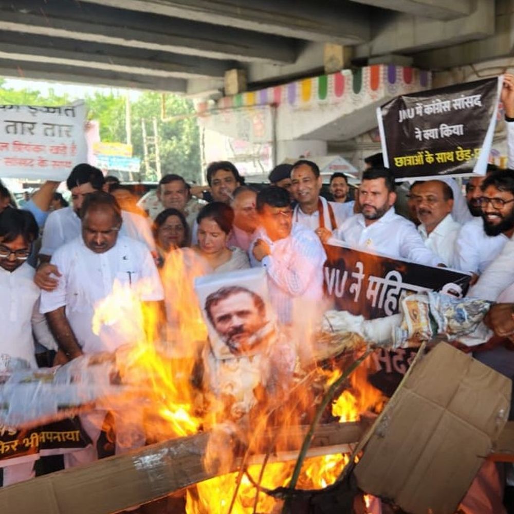 सोनीपत में बीजेपी ने राहुल गांधी का पुतला फूंका:जेएनयू में स्टूडेंट यौन उत्पीड़न पर कांग्रेस की चुप्पी के आरोप; महिला मोर्चा ने किया प्रदर्शन