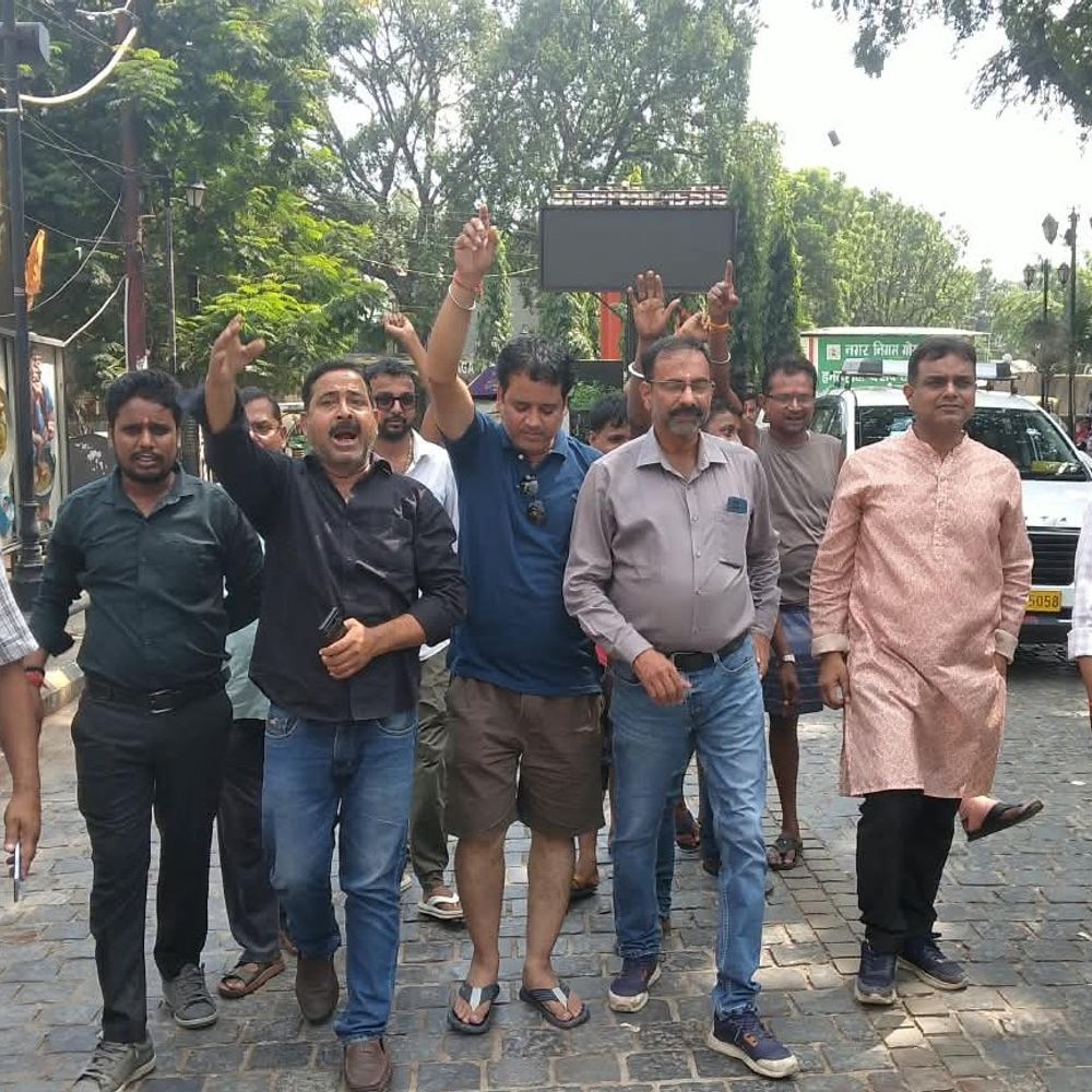 चटोरी गली में आज पसरा रहा सन्नाटा, देखें VIDEO:निराश होकर वापस लौट रहे लोग; दुकानदारों की बोलार्ड-बैरियर हटाने की मांग