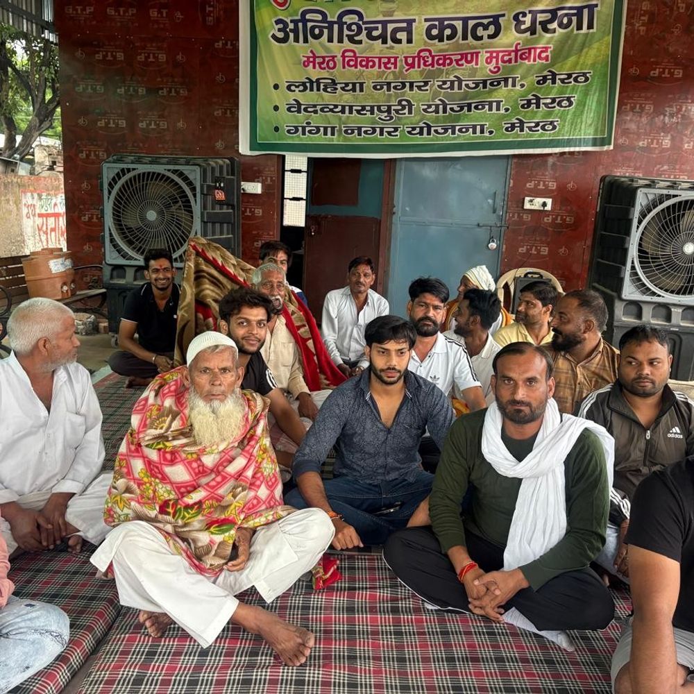 बारिश के बीच 35 वे दिन भी किसानों का धरना:मेरठ में MDA के खिलाफ रूके हुए प्रतिकर के खिलाफ डटे किसान, रविवार को बड़ा प्रदर्शन