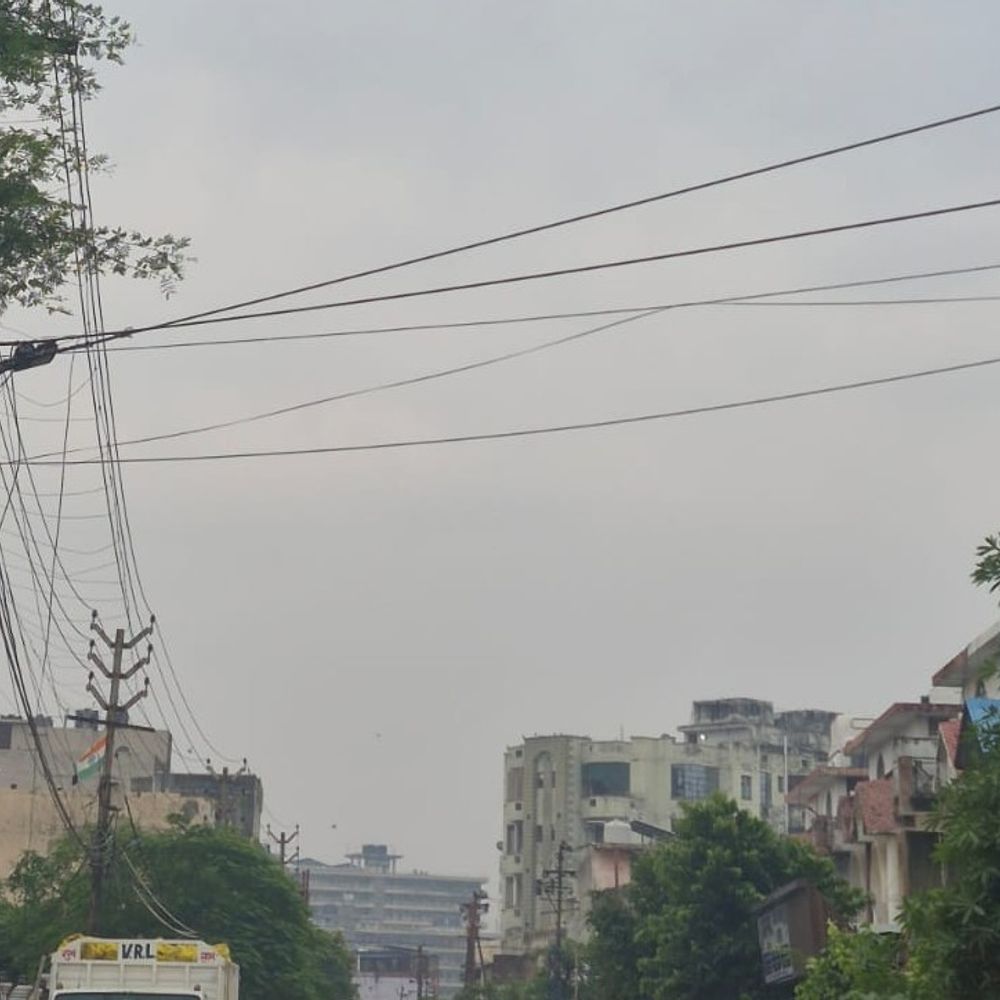 अलीगढ़ में मौसम ने ली करवट, ठंडक बढ़ी:सुबह से बूंदाबांदी, दोपहर 12:30 बजे तक तेज बारिश की संभावना, धान की फसल पर संकट