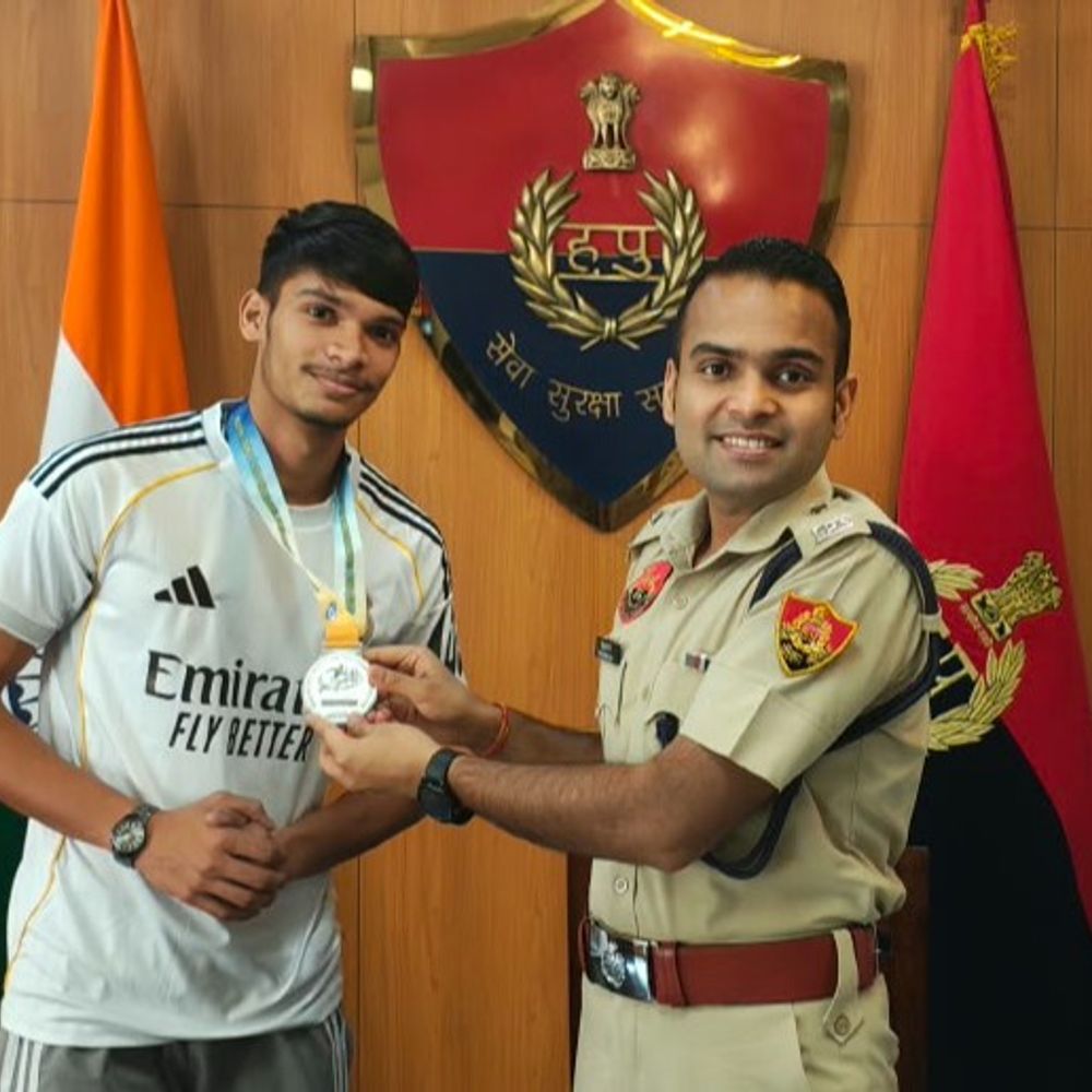 एएसआई के बेटे ने दौड़ में जीता सिल्वर पदक:पुलिस लाइन हिसार में तैनात हैं धर्मबीर, 20 वर्षीय बेटा सुनने में है असमर्थ