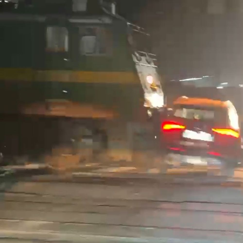 रतलाम में रेलवे फाटक के बीच फंसी थी कार:गेटमैन पर नशे में होने के आरोप, केबिन में मिली बीयर की कैन, DRM बोले- कार तेज गति से आई और फाटक बंद हो गया