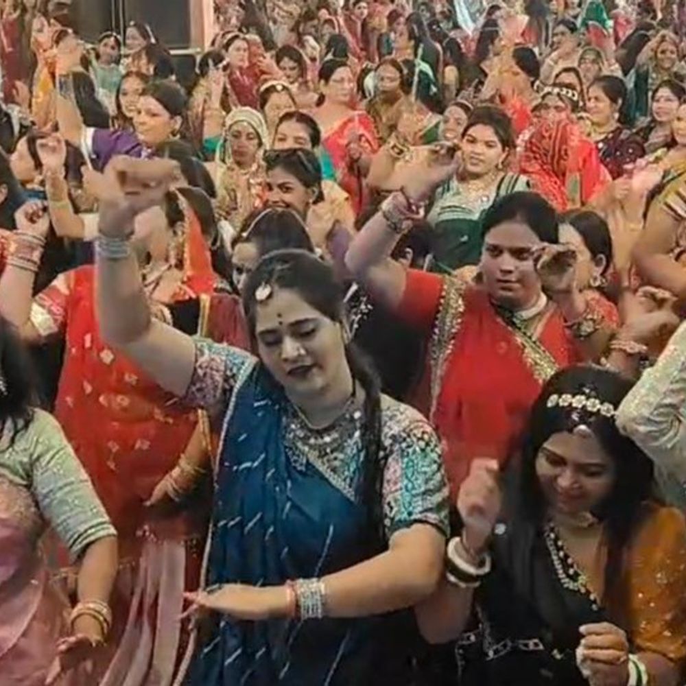 रतलाम में तलवारें थाम गरबा करेंगे भक्त, दिखेगा शौर्य:रंग-गुलाल के बीच गरबा पंडालों में मां अंबे की भक्ति और शक्ति का अनूठा संगम दिखेगा