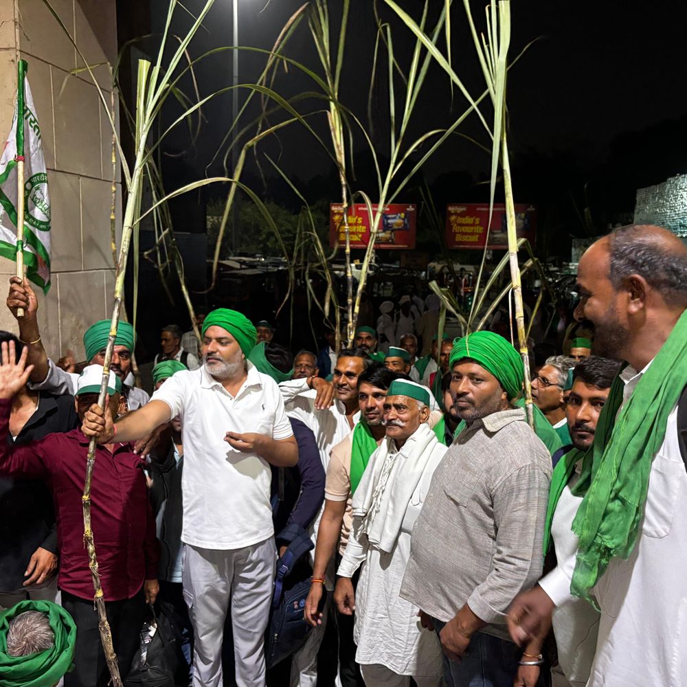 गन्ना मूल्य की मांग को लेकर किसान लखनऊ रवाना:भाकियू टिकैत के जिला अनुराग चौधरी के नेतृत्व में हुक्के और गन्ने के साथ ट्रेन में बैठे किसान