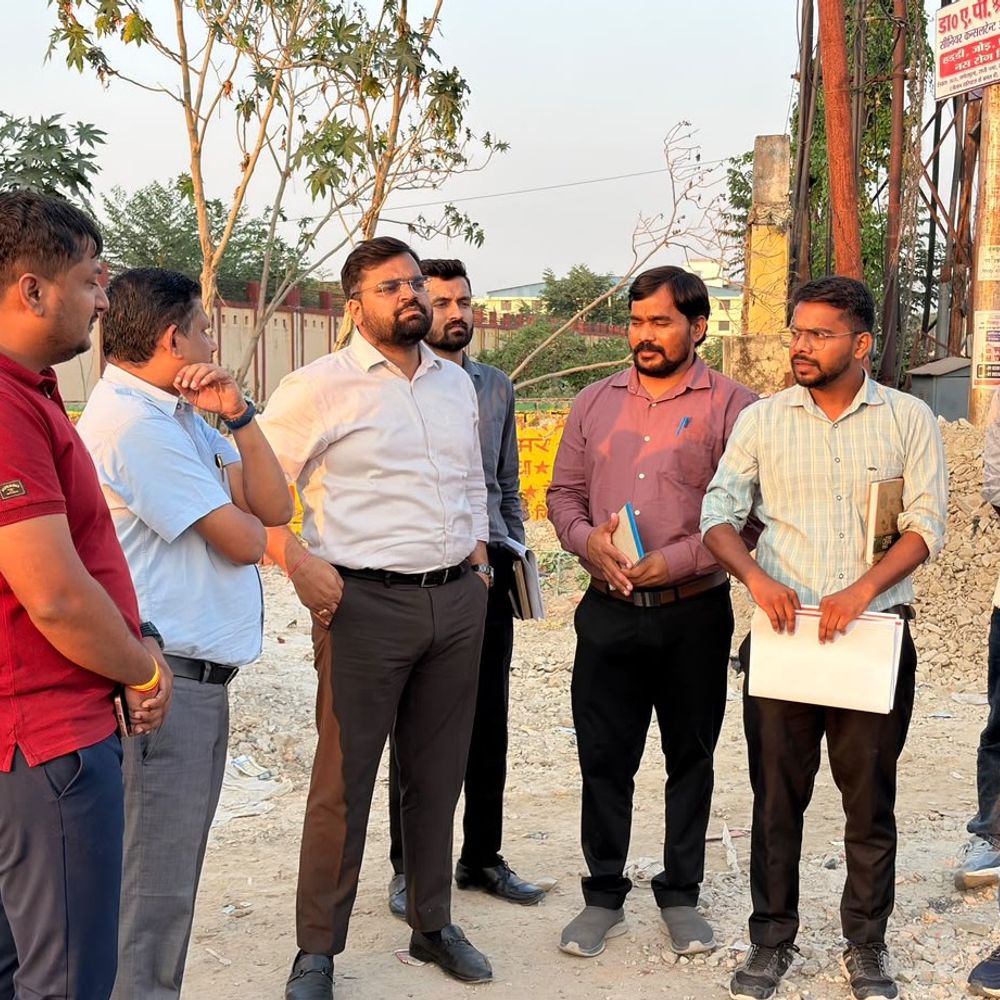 गोरखपुर में दीपावली से पहले चमकेंगे शहर के चौराहे:नगर आयुक्त ने अफसरों को दी डेडलाइन; बोले- काम में देरी बर्दाश्त नहीं होगी