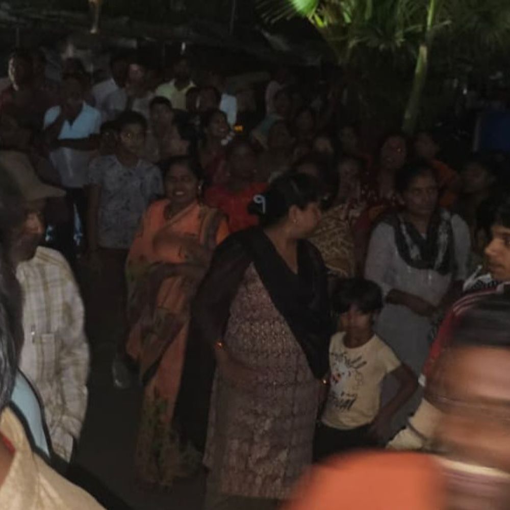भोपाल के अन्नानगर में सड़क पर लोग, जाम:तीन दिन से बिजली गुल रहने से गुस्साएं; गाड़ियों की कतारें लगी