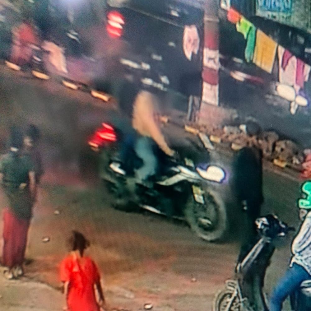 पटना में महिला के गले से चेन झपटकर बदमाश फरार:डिनर के बाद बेटे के साथ रेस्टोरेंट से निकली थी पीड़िता, वारदात के बाद बाइक सवार फरार