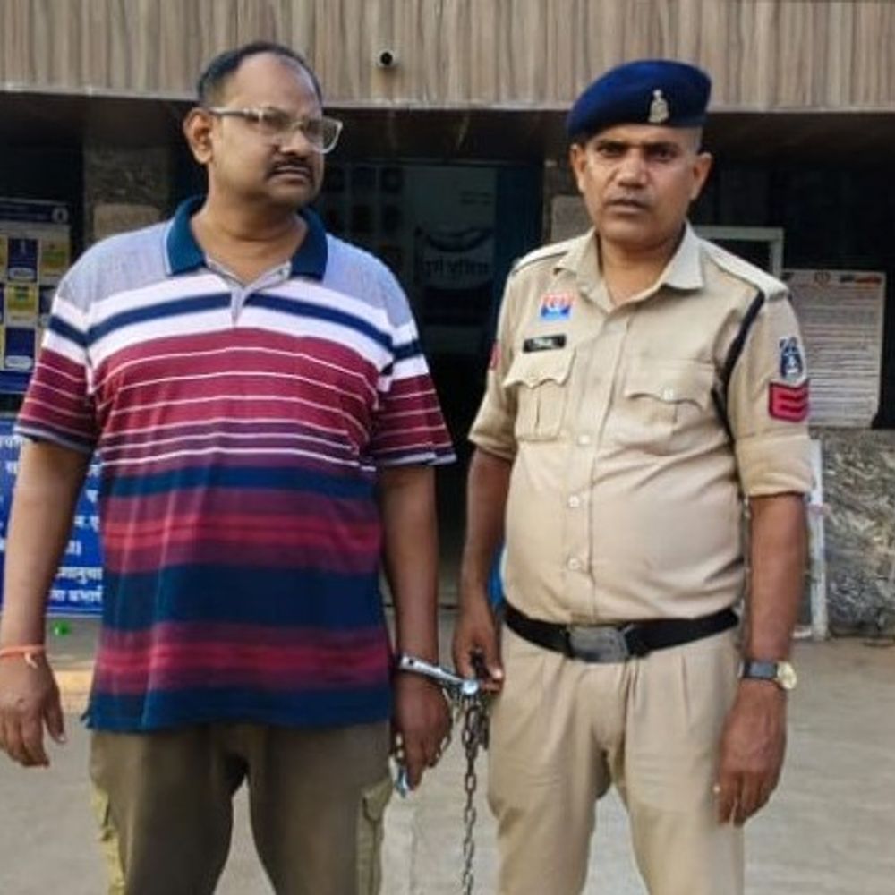 बिल्डर अजय चौहान का भाई ठगी के मामले में गिरफ्तार:चौहान ग्रुप के मालिक के नाम से सगे भाई ने बनाया फर्जी एनओसी, हस्ताक्षर कर 2 दुकानें बेचकर 28 लाख रुपए ठगे