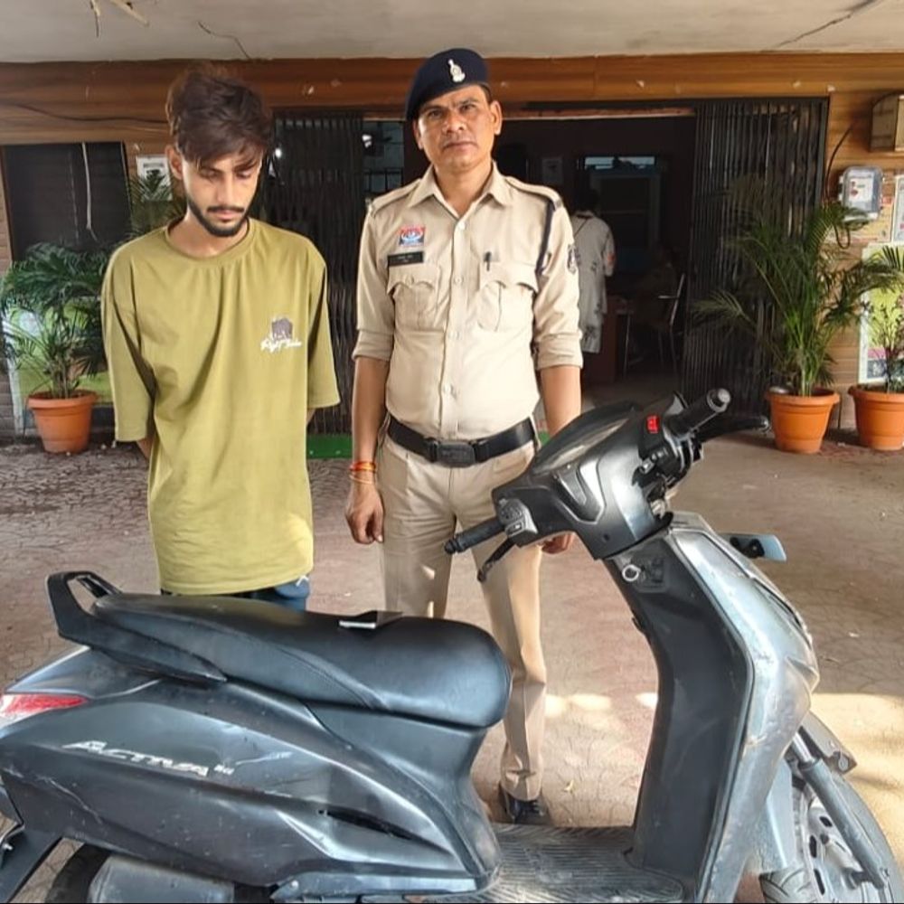 पत्नी के साथ टहल रहे युवक का मोबाइल लूटा:संतोषी नगर में रात 10:30 बजे अनंत ज्वेलर्स के सामने वारदात, 80 हजार का मोबाइल और एक्टिवा जब्त