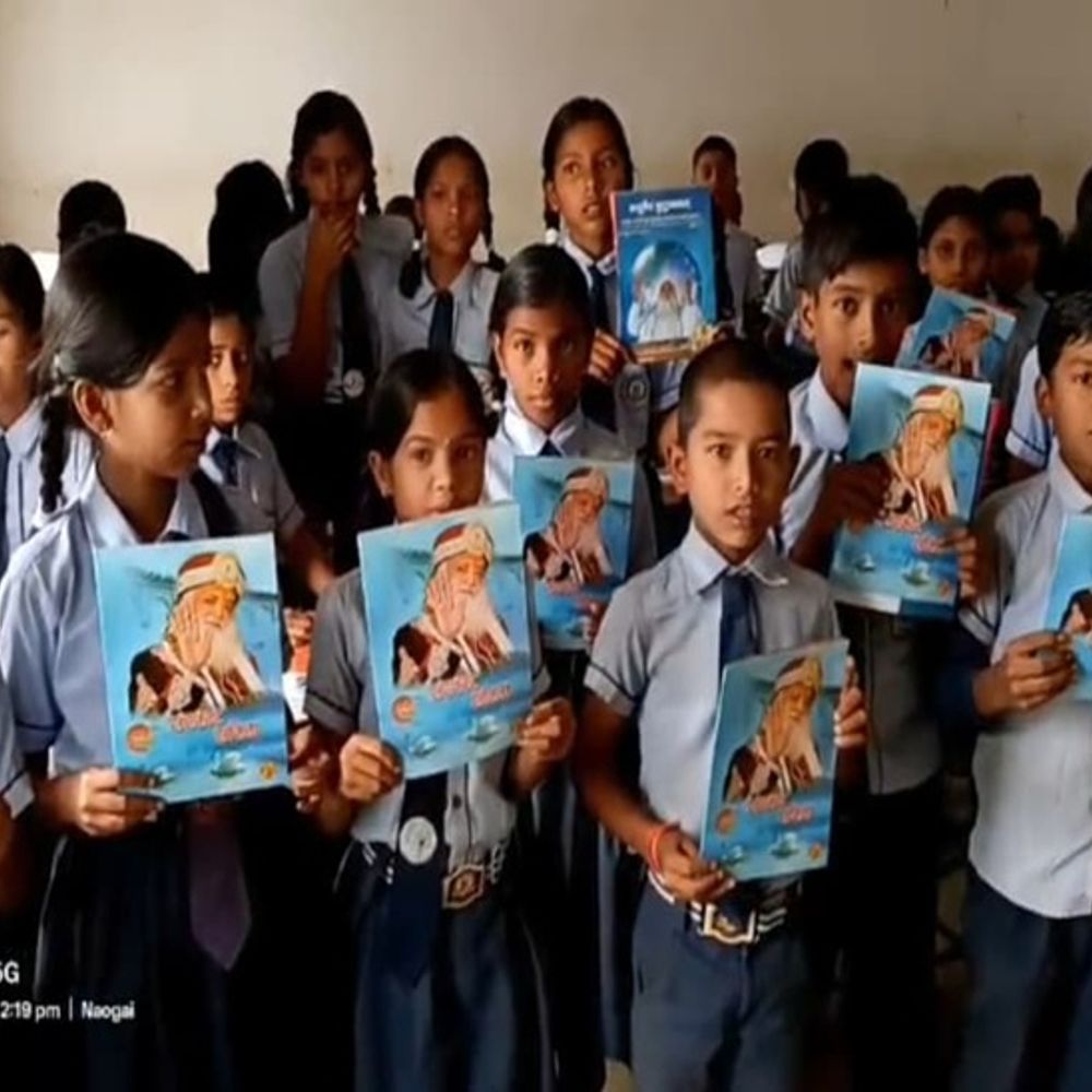 आत्मानंद-स्कूल में बांटी आशाराम की बुक,परिजनों ने जताई आपत्ति:बलरामपुर DEO ने दिए जांच के निर्देश,प्रिंसपल ने छात्रों को बंटवाई थी संस्कार सरिता किताब