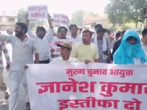 मुख्य चुनाव आयुक्त के खिलाफ सड़क पर उतरे जिप सदस्य:रोहतक में जिला पार्षद ने उठाया सवाल, भाजपा नेताओं को बताया वोट चोर