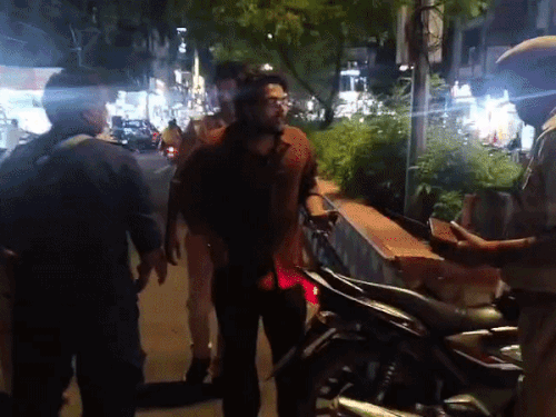 कोटा में 2-घंटे में 15-बदमाश धारदार हथियार के साथ गिरफ्तार:चाय की दुकानों और संवेदनशील इलाकों में पुलिस की चेकिंग 8 वाहन जब्त