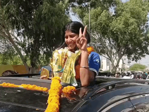 एशियन गेम्स गोल्ड मेडलिस्ट ईशिका सम्भरवाल का भिवानी में स्वागत:भारतीय हॉकी टीम प्लेयर ने परिवार को समर्पित किया मेडल, बोले- पिता ने शुरू करवाया खेलना