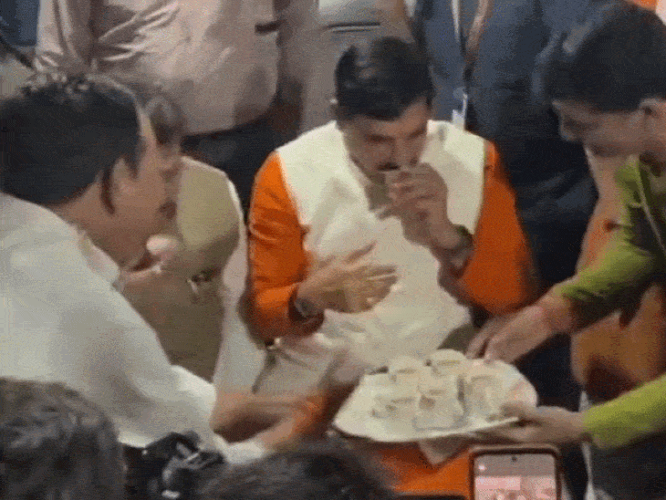 बरेला में अचानक रुका CM का काफिला:सड़क किनारे ढाबे पर चाय पी, फ्री कोचिंग दे रहे युवा का किया सम्मान