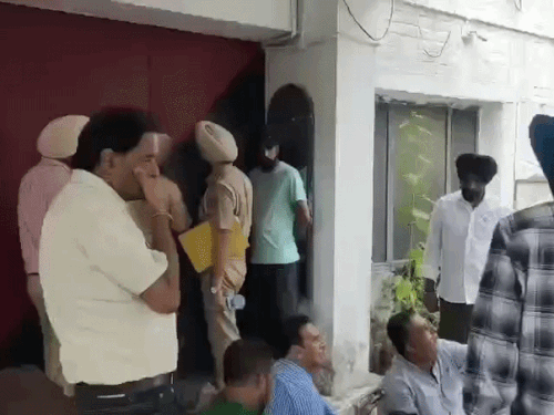 अमृतसर में कांग्रेसी नेता दिनेश बस्सी डिटेन:50-लाख की धोखाधड़ी के मामले में बेटे पर पहले से केस-दर्ज, थाने के बाहर बैठे पार्षद