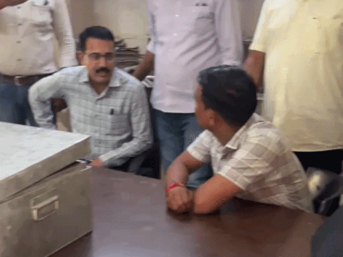 कोटा-रिश्वत लेते ही संविदाकर्मी ने कहा-अब तुमको दिक्कत नहीं आएगी:बोला- फोटो खींचने और किश्त डलवाने में बहुत मेहनत की, आगे का काम भी मैं करूंगा