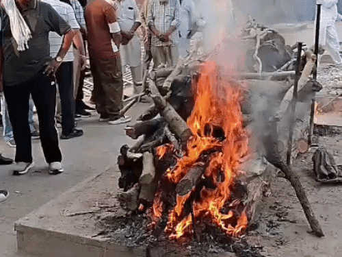 मैड संधू के अंतिम संस्कार में नहीं पहुंचे करीबी दोस्त:भाई बोला- मतलब के लिए साथ थे, मुश्किल में कोई नहीं आया