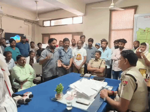 ई-रिक्शा चालकों ने पुलिस पर परेशान करने का आरोप:नारनौल में प्रदर्शन कर SHO से मिले, समस्याओं का समाधान करने की मांग